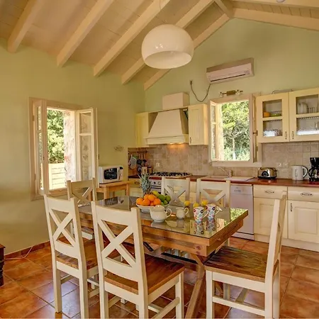 Sleeps 5 Pool Air Con Wifi וילה *